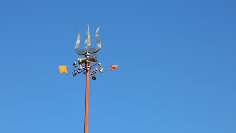 Dios-Hindú-Señor-Shiva-Santo-Tridente-Con-Cielo-Azul-Brillante-En-La-Mañana-El-Video-Se-Toma-En-El-Río-Shipra-Ujjain-Madhya-Pradesh-India