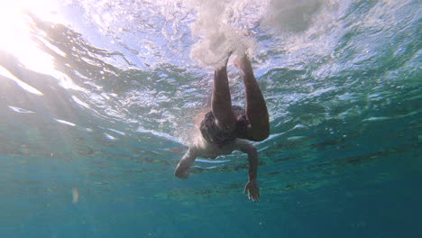 Buceo-Libre-En-El-Océano-Azul-Con-Cámara-De-Acción-En-Playa-Chen-Rio,-Isla-De-Cozumel,-Riviera-Maya,-México