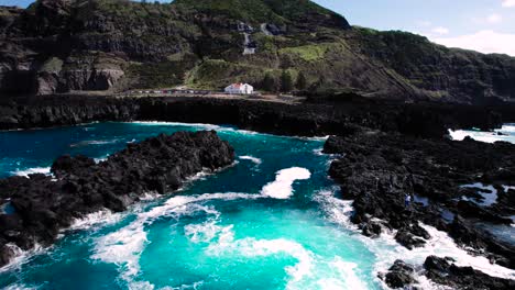 Luftaufnahme-Einer-Drohne,-Die-über-Der-Küste-Der-Insel-São-Miguel,-Portugal,-Fliegt