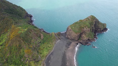 Paratutae-Island-Und-Whatipu-Beach-Entlang-Der-Wonga-Wonga-Bay-In-Der-Region-Auckland,-Neuseeland