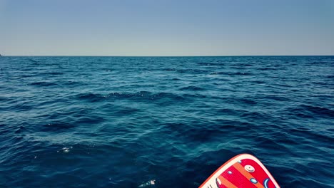 Una-Persona-Practica-Surf-De-Remo-En-Las-Cristalinas-Aguas-Azules-De-La-Costa-De-Sudak,-Crimea,-Rusia