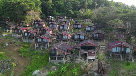 Eine-Malerische-Luftaufnahme-Mehrerer-Resort-Villen-Auf-Einem-Hügel,-Umgeben-Von-üppigem-Grün-In-Malaysia