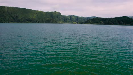 Drohne-Fliegt-Tief-über-Dem-Meer-Und-Zeigt-Dann-Die-Küste-Der-Insel-São-Miguel,-Portugal