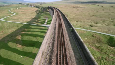 Vía-Ferroviaria-Curva-Sobre-El-Puente-Viaducto-Con-Largas-Sombras-De-Arco-En-La-Hora-Dorada