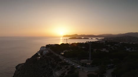 Lento-Descenso-Aéreo-Sobre-La-Ciudad-Costera-Mediterránea-Durante-La-Puesta-De-Sol,-Mallorca