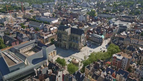 Basílica-De-Saint-aubin-En-La-Plaza-Sainte-Anne-Y-El-Convento-De-Los-Jacobinos,-Rennes-En-Francia