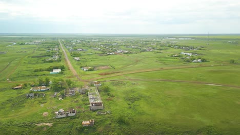 Casas-Y-Campos-Verdes-En-Un-Pueblo-Rural---Disparo-Aéreo-De-Drones