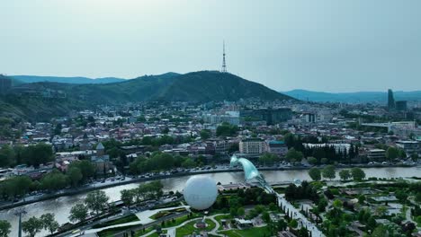 Toma-De-Drones-Para-El-Viejo-Tbilisi-Con-Puente-De-Paz-Y-Teleférico-Y-En-Un-Clima-Soleado