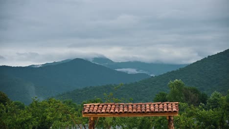 Timelapse-De-Nubes-Deslizándose-Sobre-Las-Verdes-Tierras-Altas-Del-Este-De-Georgia