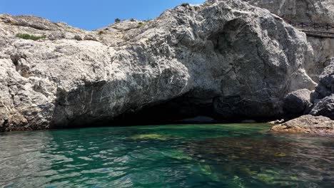 Eine-Klare-Sicht-Auf-Eine-Meereshöhle-In-Sudak,-Krim,-Russland