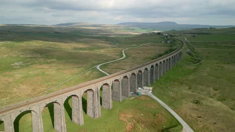 Viadukt-Eisenbahnbrücke-überspannt-Zur-Goldenen-Stunde-Die-Nordenglische-Heidelandschaft