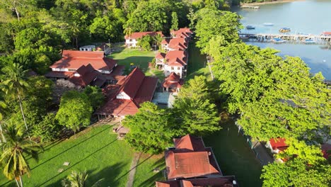 Eine-Atemberaubende-Luftaufnahme-Von-Luxusvillen-Umgeben-Von-üppigem-Grün-In-Einem-Resort-In-Langkawi,-Malaysia