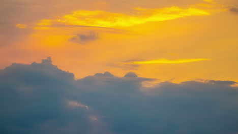 Un-Fascinante-Timelapse-De-Nubes-Bailando-A-Través-De-Un-Vibrante-Cielo-Al-Atardecer