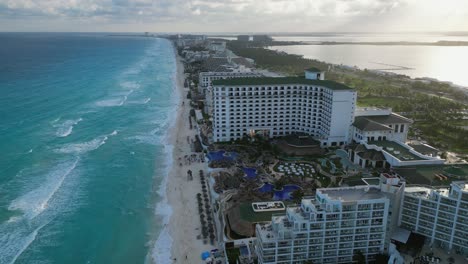 Abendlicher-Überflug-Von-Strandresorthotels-Auf-Sandbank-In-Cancun,-MX