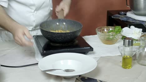 Chef-Preparando-Un-Plato-De-Pasta-Italiana-Con-Salsa-De-Tomate-En-Un-Restaurante-Tradicional-Usando-Ingredientes-Orgánicos