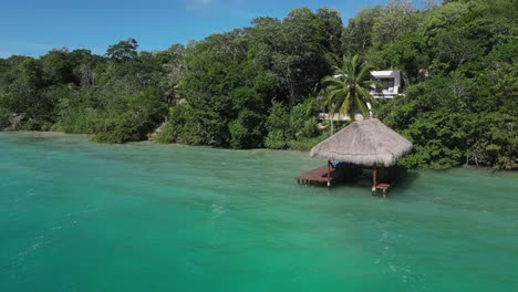 Hermosa-Casa-En-La-Jungla-Mira-A-Través-De-Los-árboles-Hacia-Una-Laguna-De-Agua-Salada-Poco-Profunda