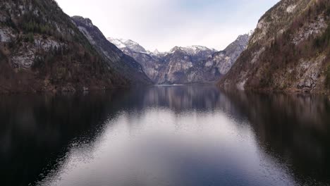 Schöne-Aussicht-Auf-Den-Königssee-In-Der-Nähe-Der-Stadt-Berchtesgaden-In-Den-Bayerischen-Alpen,-Deutschland