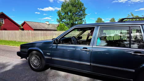 Volvo-740-Cruzando-El-Cuadro-Y-Conduciendo-Por-Un-Barrio-Tranquilo-De-Riga-Con-Dos-Pasajeros-Dentro