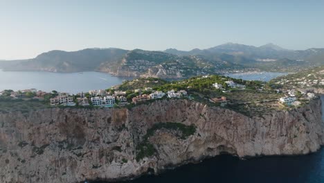 Beeindruckende-Luftaufnahme-Von-Gebäuden-Auf-Der-Klippe-Mirador-De-La-Mola,-Mallorca