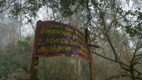 Señalización-De-Lugares-Peligrosos-En-La-Entrada-Del-Bosque-En-La-Cueva-Guna-En-Kodaikanal.