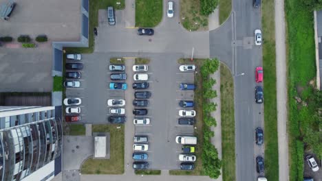 Moderno-Edificio-De-Apartamentos-Y-Estacionamiento-En-Skanste,-Vista-Aérea-De-Arriba-Hacia-Abajo