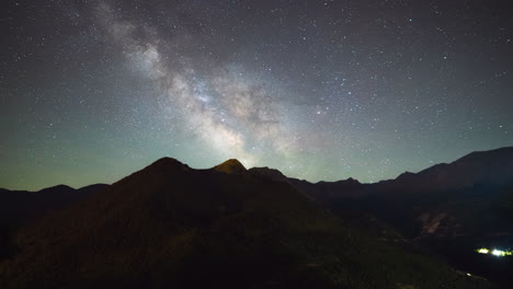 Timelapse-Galaxia-De-La-Vía-Láctea-Estrellas-Elevándose-Sobre-Picos-De-Montañas-Cielo-Despejado-Verano