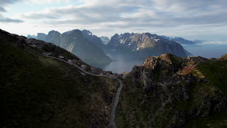 Vista-Aérea-Sobre-La-Montaña-Reinebringen-En-Reine-Y-Donde-Se-Puede-Ver-El-Hermoso-Paisaje.