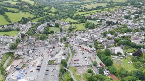 Aerial-of-the-river-Kensey-travelling-through-Launceston,-Cornwall