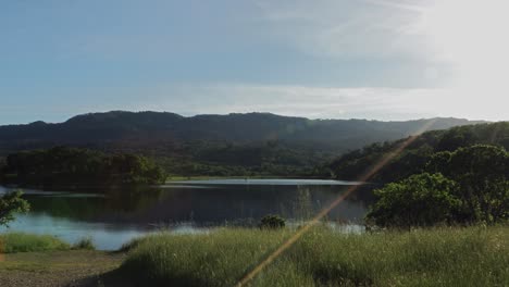 Reveal-of-a-lake-in-Sonoma,-California-at-sunset