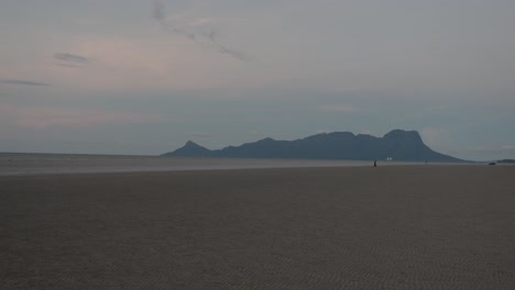 Vista-Del-Atardecer-Durante-La-Noche-En-La-Playa-Larga-Playa-De-Arena,-Donde-Se-Puede-Llegar-En-Coche-A-La-Playa