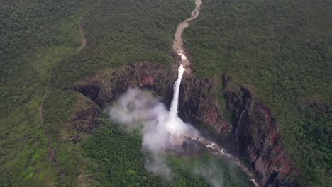 Alta-Vista-Aérea-De-Las-Cataratas-Wallaman-Y-El-Paisaje-Del-Parque-Nacional-Girringun,-Queensland,-Australia