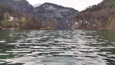 Hermosa-Vista-Sobre-El-Lago-Konigssee-Cerca-De-La-Ciudad-De-Berchtesgaden-En-Los-Alpes-Bávaros,-Alemania