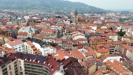 Rote-Ziegeldächer,-Stadtzentrum-Von-Oviedo,-Spanien,-Drohne,-Luftaufnahme