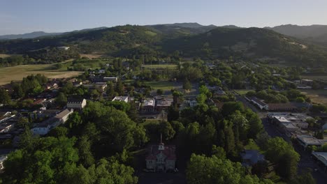 Toma-Aérea-Del-Centro-De-Sonoma,-California.