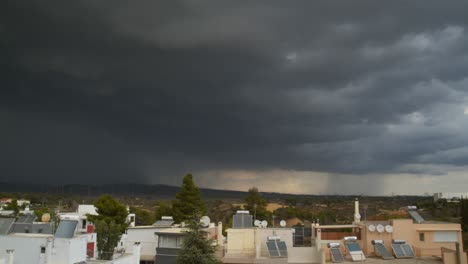 Enormes-Nubes-De-Tormenta-Negras-Sobre-La-Montaña-Parnitha,-Grecia