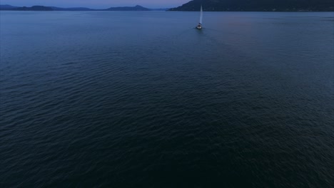 Velero-Navegando-En-El-Lago-Maggiore-En-Italia