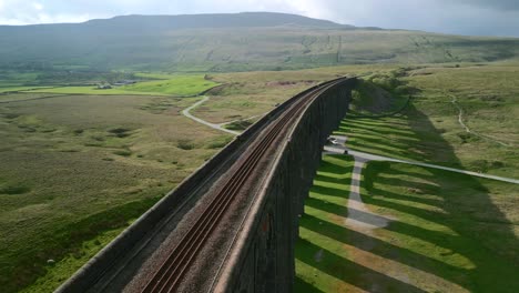 Gebogene-Bahnstrecke-über-Viadukt-Eisenbahnbrücke