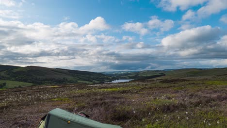 Toma-De-Timelapse-Tomada-Mientras-Acampaba-Alrededor-Del-Embalse-De-Errwood-Con-Nubes-Blancas-Pasando-Por-El-Valle-De-Goyt,-Buxton,-Reino-Unido-En-Un-Día-Nublado