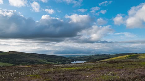 Toma-De-Timelapse-De-Pastizales-Verdes-Que-Rodean-El-Embalse-De-Errwood-En-El-Valle-De-Goyt,-Buxton,-Reino-Unido-En-Un-Día-Nublado