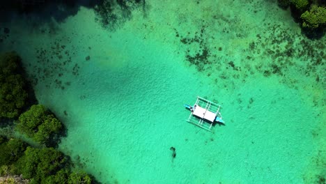 Tour-En-Barco-Por-El-Lago-Kayangan-Del-Norte-De-Palawan-Zoom-Desde-Un-Dron-Aéreo