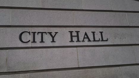 Los-Angeles-City-Hall-Schild-An-Der-Gebäudefassade,-Nahaufnahme