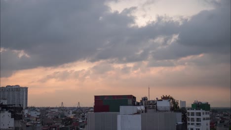 Timelapse-De-Nubes-Al-Atardecer-Sobre-Los-Tejados-Del-Centro-De-Saigón,-Vietnam