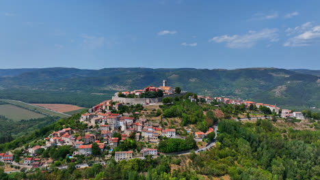 Vista-Aérea-Alejándose-De-La-Ciudad-De-Motovun,-Día-De-Verano-En-Istria,-Croacia