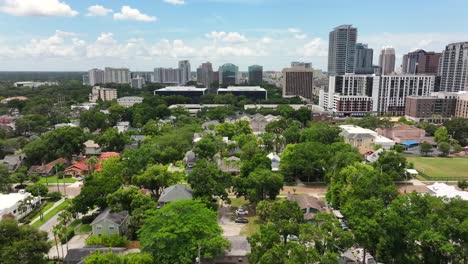 Noble-upper-class-housing-area-with-downtown-of-American-metropolis-in-background