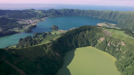 Toma-Aérea-De-La-Isla-De-São-Miguel,-Drone-Volando-Sobre-Las-Verdes-Montañas-Y-Lagos