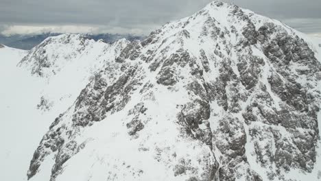 Vista-Aérea-De-Los-Picos-Rocosos-Y-Nevados-De-Los-Alpes-En-Un-Frío-Día-De-Invierno-Sobre-La-Estación-De-Esquí-De-Innsbruck,-Austria