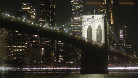 Brooklyn-Bridge-Bei-Nacht,-Skyline-Von-New-York,-NYC-Citylights,-Seitliche-Ansicht