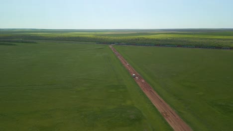 Vastos-Campos-Verdes-Y-Camino-De-Tierra-En-El-Campo---Disparo-De-Drones