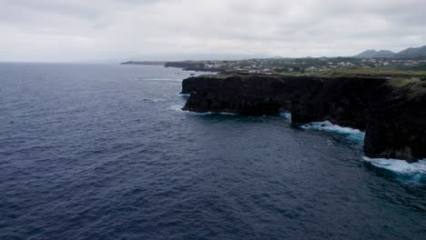 Toma-De-Ariel-De-La-Costa-De-La-Isla-De-São-Miguel-En-Portugal.