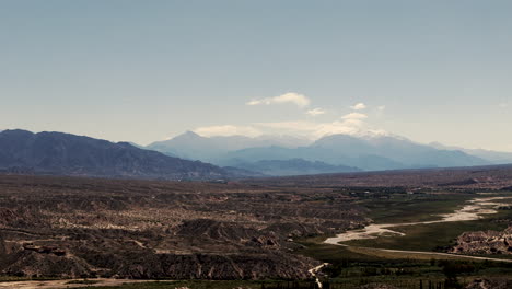 Panoramablick-Auf-Die-Quebrada-De-Las-Flechas-Mit-Dem-Nevado-De-Cachi-Im-Hintergrund